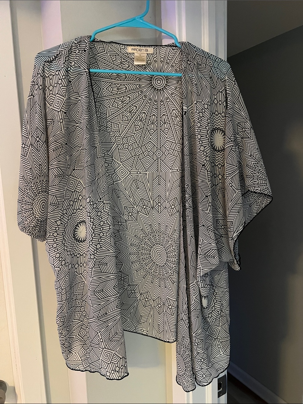 Rhodes & Beckett Black & White Geometric Kimono
